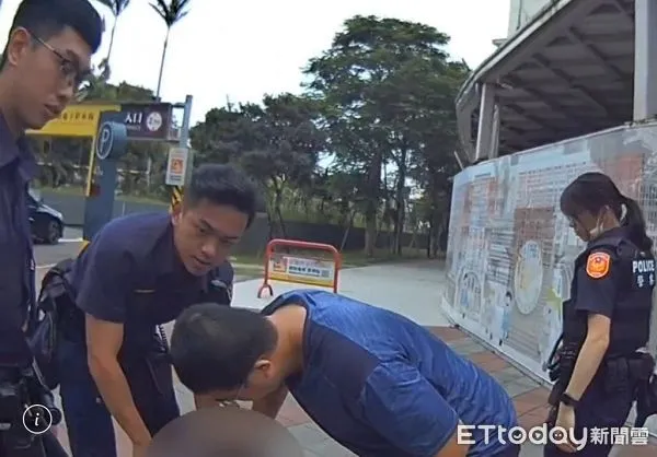 ▲警方發現慣竊王男行蹤立即尾隨包抄。(圖/桃園警分局提供)