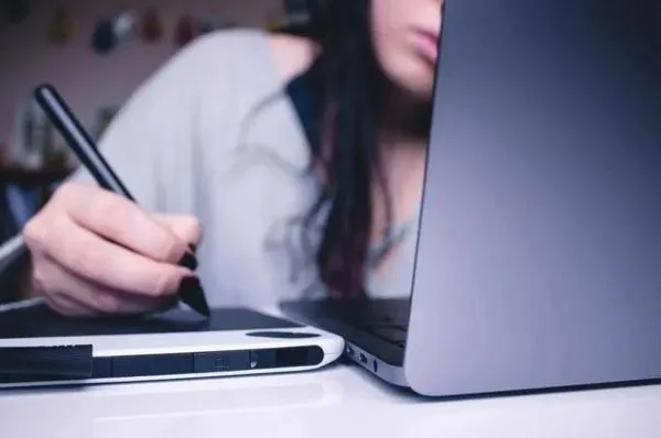 一名人夫網友透露,妻子一直都是賢淑顧家的好老婆,卻沒想到輾轉得知老婆為了升職願意被「潛規則」。示意圖。(翻攝自unsplash)