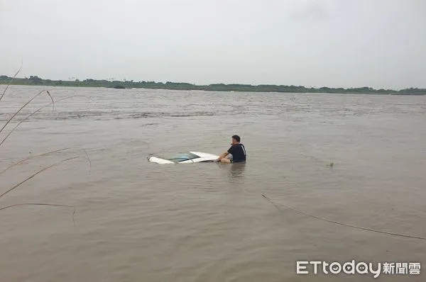 ▲▼高雄男連人帶車受困高屏溪...爬上車頂呼救。(圖/記者吳世龍翻攝)