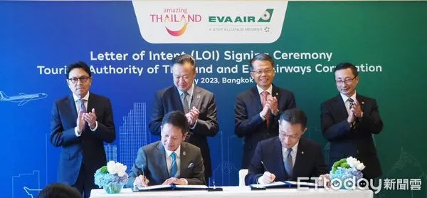 ▲▼在長榮航空總經理孫嘉明(後排右二)與泰國觀光局局長Yuthasak Supasorn(後排左二)見證下,長榮與泰國觀光局簽署合作意向書。。(圖/長榮)
