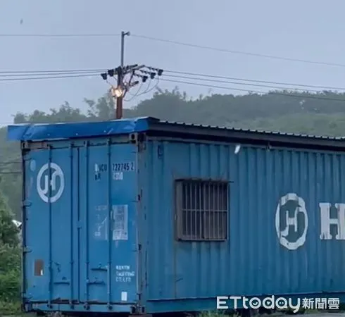 ▲小琉球天南國小外面的電線桿著火。(圖/民眾提供)