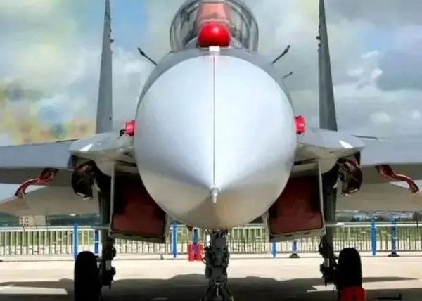 ▲▼ 殲-11BG首次公開展示,灰白雷達罩、紅色IRST罩體、紅色平顯很亮眼 。(圖/翻攝 百度軍事)