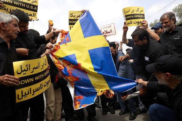 ▲▼伊朗示威者焚燒瑞典國旗反擊瑞典褻瀆《古蘭經》的行為。（圖／路透）