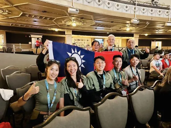 ▲▼內政部長林右昌越洋指示代表團,把國旗拿出來。(圖/取自Facebook/林右昌UChange )