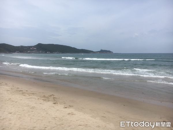 ▲▼ 新北市萬里海水浴場今(30)日上午11時46分驚傳意外。(圖/記者郭世賢翻攝)