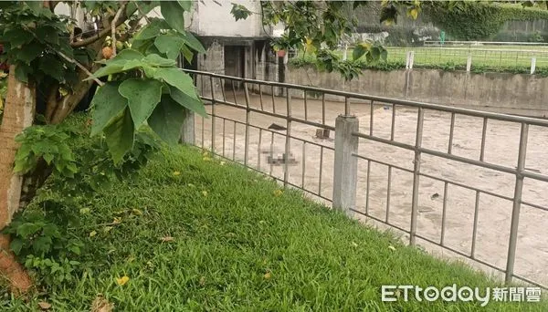 ▲民眾在河堤出水口發現一名男性浮屍,警方正釐清身分。(圖/記者陸運陞翻攝)