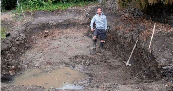 男子在自家院子發現8000年前的海豚遺骸。（圖／翻攝自推特）
