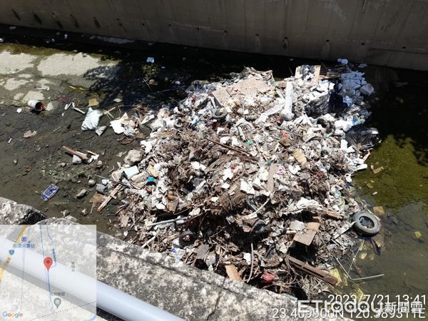 ▲▼ 大排半夜遭棄置廢棄物 環警聯手科技執法鎖定可疑兇手 。(圖/嘉義縣政府提供)