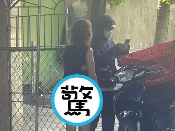 阿姨真的很急!沒穿褲子就跑出去拿快遞,還有妹子「帶奶奶見外送員」。(翻自yeah1.com)