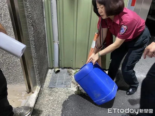 ▲南消婦女中隊副中隊陳淑貞帶領志工姐妹們,成立「登革熱防治小尖兵」,針對第六大隊所屬的七個分隊均分別檢視廳舍環境,確保登革熱免於滋生。(圖/記者林東良翻攝,下同)