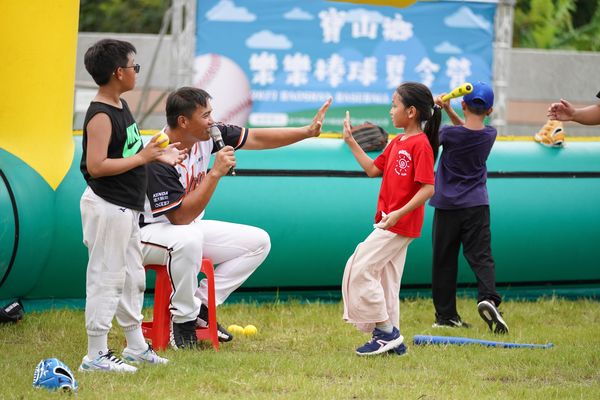 ▲新竹寶山鄉樂樂棒球夏令營邀請統一獅隊球星參與。（圖／相信育樂提供）