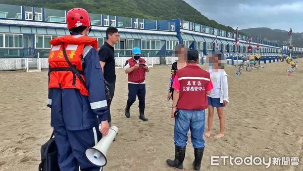 ▲卡努颱風來襲 海巡勸離觀浪遊客。(圖/記者郭世賢翻攝)