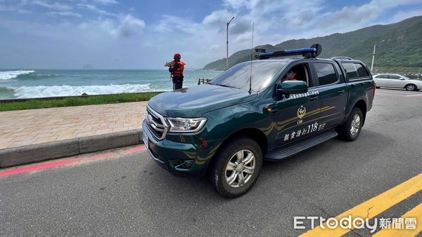 ▲卡努颱風來襲 海巡勸離觀浪遊客。(圖/記者郭世賢翻攝)