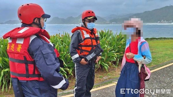 ▲卡努颱風來襲 海巡勸離觀浪遊客。(圖/記者郭世賢翻攝)