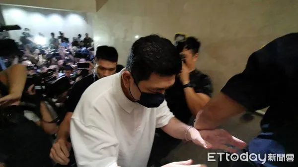 ▲NONO戴著藍色口罩,穿著白色上衣現身,面對鏡頭低頭不語。(圖/記者黃彥傑攝)