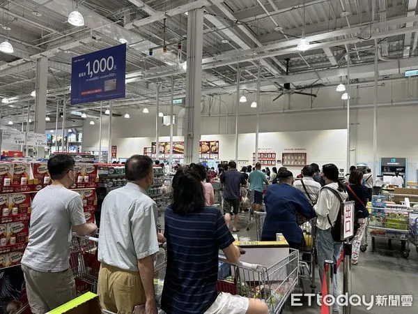 ▲▼卡努颱風襲台,汐止好市多閉店前結帳人潮爆滿。(圖/記者謝盛帆攝)