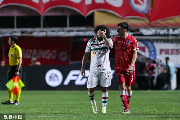▲▼ 阿根廷青年隊29歲後衛桑切斯1日在比賽中受傷，富明尼斯足球俱樂部球員馬塞洛（Marcelo，左）被罰離場。（圖／CFP）
