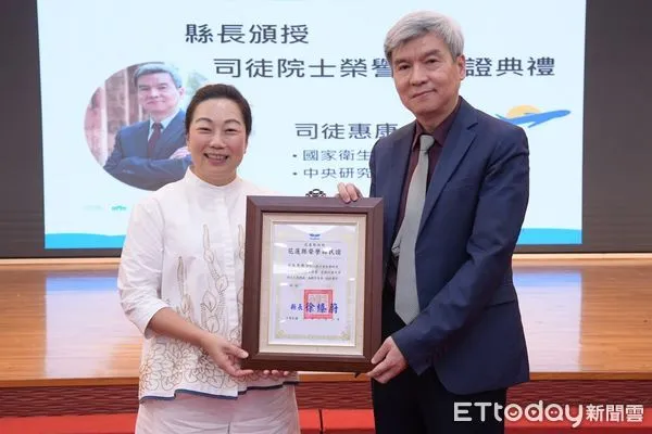 ▲▼花蓮縣長徐榛蔚在眾貴賓的見證下親自頒發榮譽縣民證。(圖/花蓮縣政府提供,下同)