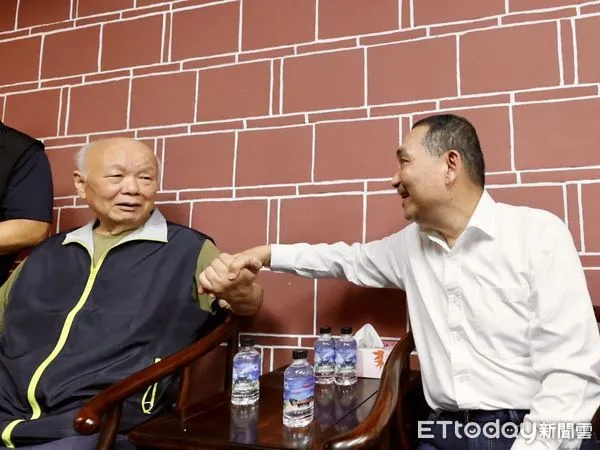 ▲▼ 國民黨總統參選人侯友宜下午前往新埔義民廟參拜,民進黨前新竹縣長林光華以廟董事長身分接待 。(圖/侯友宜競選辦公室提供)