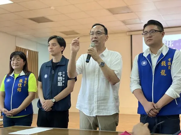 ▲朱立倫於蘆竹五福宮。(圖/國民黨提供)