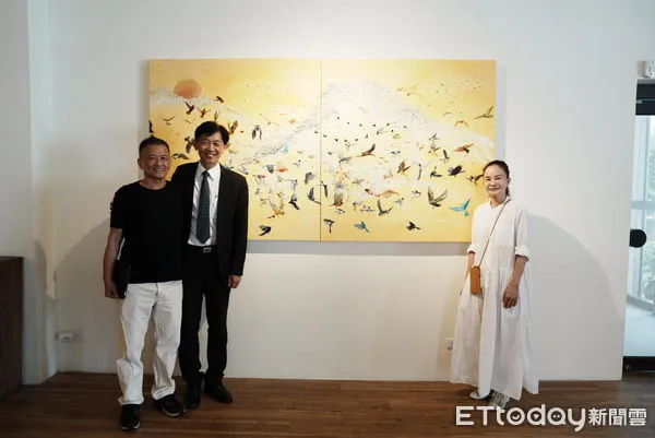 ▲藝術家陳俐維在台南甘樂阿舍美術館舉辦「樂在砌中」個展,台南市副市長葉澤山、卓越雜誌社社長徐邦浩、甘樂阿舍美術館創立者藝術家曾英棟都到場欣賞畫作。(圖/記者林東良翻攝,下同)