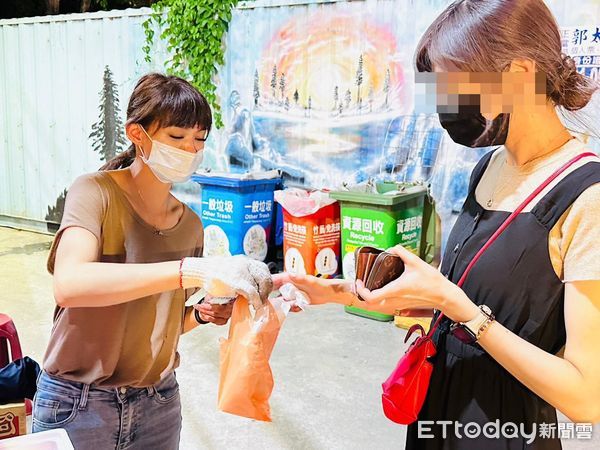 ▲▼ 新竹幾名單親媽媽在夜市擺烤地瓜攤維生,近日卻遭檢舉 。(圖/愛的萌芽福利協會理事長提供)