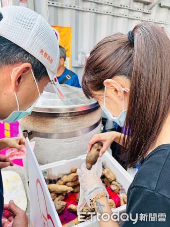 ▲▼ 新竹幾名單親媽媽在夜市擺烤地瓜攤維生,近日卻遭檢舉 。(圖/愛的萌芽福利協會理事長提供)