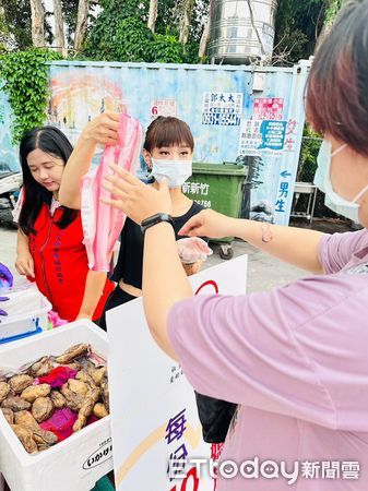 ▲▼ 新竹幾名單親媽媽在夜市擺烤地瓜攤維生,近日卻遭檢舉 。(圖/愛的萌芽福利協會理事長提供)