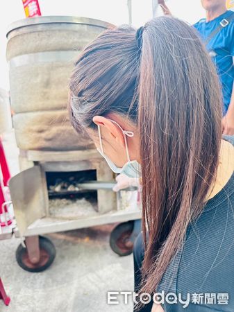 ▲▼ 新竹幾名單親媽媽在夜市擺烤地瓜攤維生,近日卻遭檢舉 。(圖/愛的萌芽福利協會理事長提供)