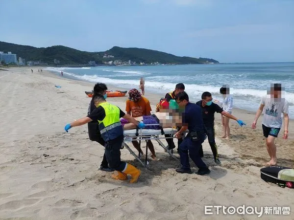 ▲▼新北市萬里區翡翠灣海水浴場溺水。(圖/記者郭世賢翻攝)