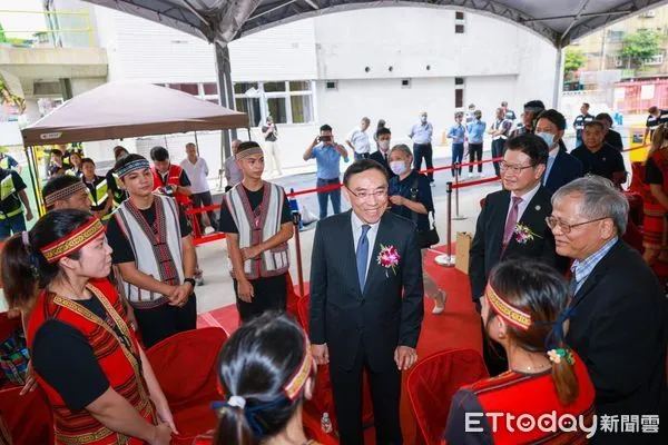 ▲▼調查局中和調查園區8日舉行上梁典禮,法務部長蔡清祥與調查局長王俊力帶頭在鋼樑上簽名求平安,並邀請高雄六龜育幼院院童合唱團獻唱教會詩歌祈福。(圖/調查局提供)
