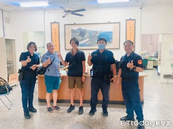 ▲東港派出所副所長蘇大智、警員鍾睿庭、蕭豐田、劉智佳與日本甜點師傅合影 。(圖/記者陳崑福翻攝)