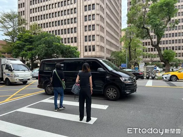 ▲▼行人,斑馬線,不讓行人,停讓,路口。(圖/記者李姿慧攝)