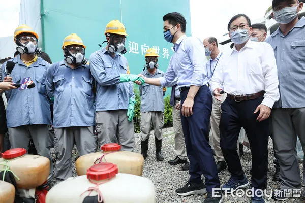 ▲台北市長蔣萬安視察大同區登革熱噴消作業。(圖/記者林敬旻攝)