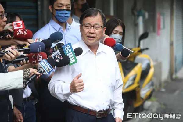 ▲台北市環保局長吳盛忠陪同市長蔣萬安視察大同區登革熱噴消作業。(圖/記者林敬旻攝)