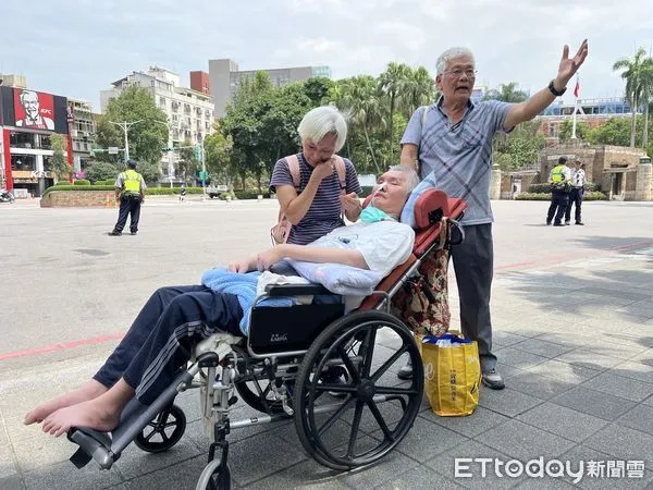 ▲▼植物人張振聲父母攜子到台大抗議,呼籲校方提高補助為每年65萬。(圖/記者許敏溶攝)