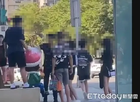 ▲▼ 淡水國中生用不明泡沫破壞公仔 。(圖/里長吳錦泉提供)