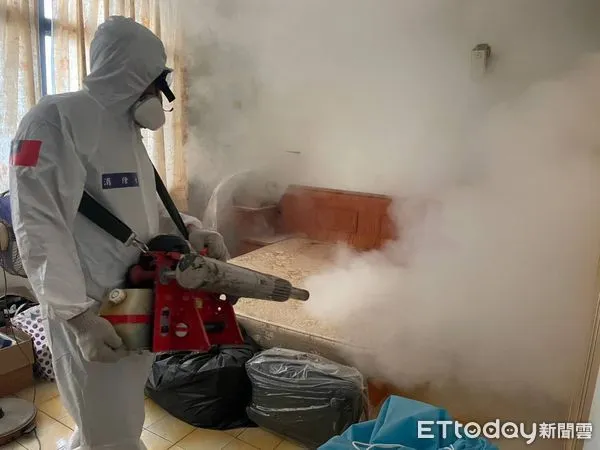 ▲台南市本土登革熱確診病例累積1109例,防疫人員已立即進行個案居住地及工作地戶內外化學防治作業,同時加強動員擴大孳生源清除及病媒蚊密度調查等工作。(圖/記者林東良翻攝,下同)