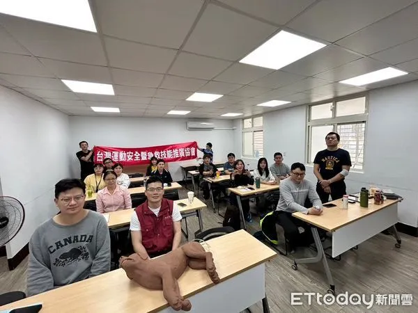 ▲▼新北動保處推廣寵物CPR,超過600人取得證明 。(圖/記者戴上容翻攝)