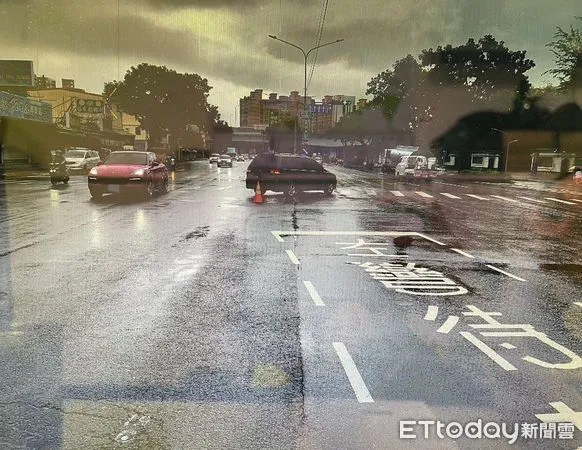 ▲高雄市楠梓區發生一起女駕駛疑似未禮讓行人肇事 。(圖/記者吳奕靖翻攝)