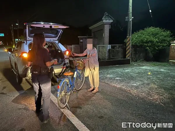 ▲內埔警分局內埔派出所員警協助趙男家人把單車牽回家 。(圖/記者陳崑福翻攝)