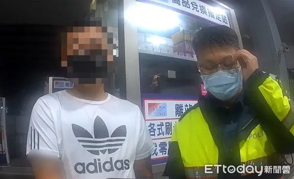 ▲永康分局龍潭派出所副所長李茂霖及連倉偉,豪雨夜加油竟查獲侵占通緝犯及所騎贓車。(圖/記者林東良翻攝,下同)