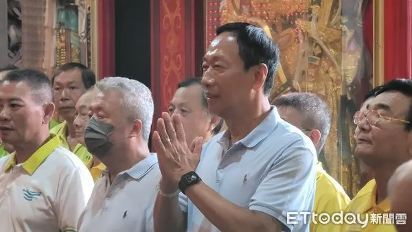 ▲▼郭台銘參拜石牌福星宮。(圖/記者呂佳賢攝)