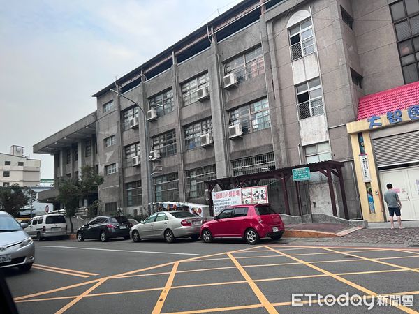 ▲台中托嬰中心門口違停亂象,家長怨:併排接小孩超危險。(圖/市議員陳雅惠提供)