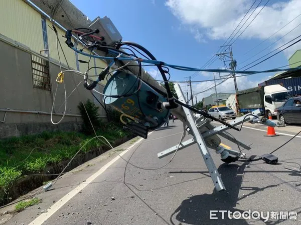 ▲▼林口貨車撞斷電線桿,造成騎士摔車,127戶停電 。(圖/林口區公所提供)