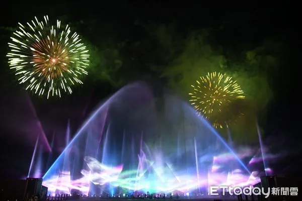 ▲▼閉幕式最高潮由精彩的水舞光影秀與150秒的星空煙火秀與大家相約明年再見。(圖/花蓮縣政府提供,下同)