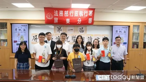 ▲國中組演說比賽合影 。(圖/屏東執行分署提供,下同)