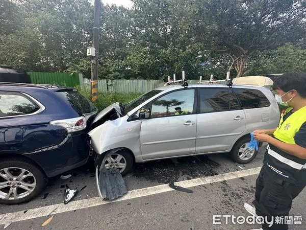▲▼ 22歲男駕車猛撞停車格內3車,4車嚴重毀損 。(圖/記者戴上容翻攝)