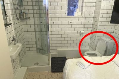 床旁邊就是馬桶！用Airbnb訂房　一開門他崩潰「根本是浴室裡加一張床」