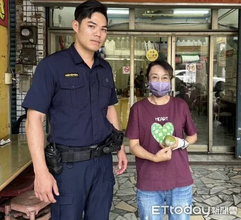 ▲和尚鸚鵡「抹茶」飛丟,幸好在熱心民眾與三分局警方協助下,平安回到飼主身邊。(圖/記者林東良翻攝,下同)